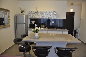 Apartment, 2 Schlafzimmer | Essbereich im Zimmer