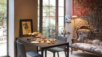 Breakfast (EUR 15.00 per person)