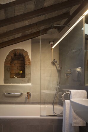 Suite, uitzicht op de stad | Badkamer | Gratis toiletartikelen, een haardroger, een bidet, handdoeken