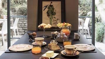 Breakfast (EUR 15.00 per person)