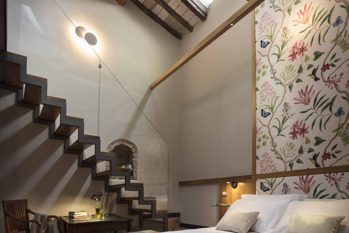 ห้องสวีท, วิวเมือง | เครื่องนอนระดับพรีเมียม, มินิบาร์, ตู้นิรภัยในห้องพัก, โต๊ะทำงาน