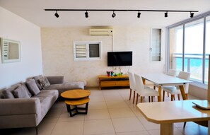 Appartement, 2 slaapkamers | Woonruimte | Flatscreentelevisie