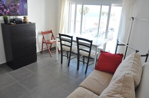 Departamento, 1 habitación, frente al mar | Sala de estar | Televisión de pantalla plana 