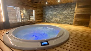 Sauna, hot tub, steam room, hot stone massages, sports massages