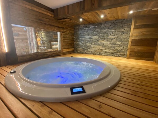 Sauna, hot tub, steam room, hot stone massages, sports massages