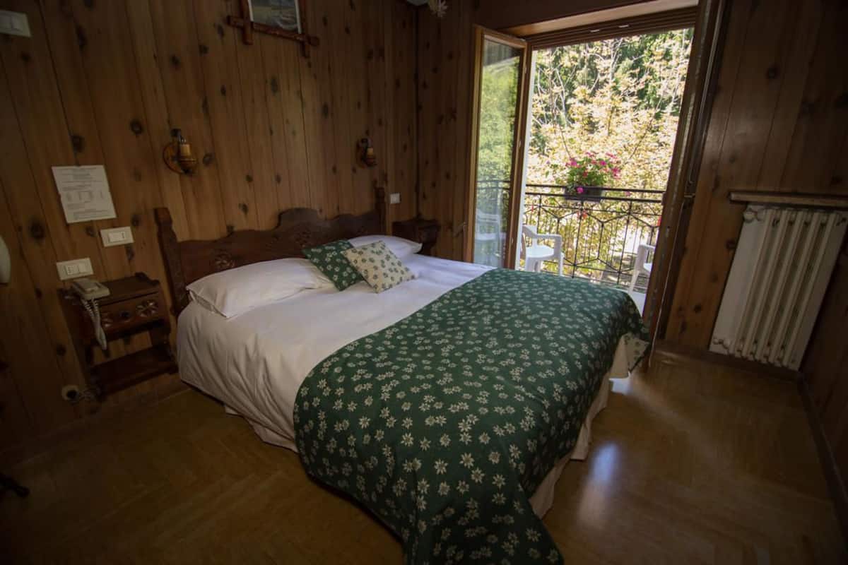 Double or Twin Room | WiFi (free)