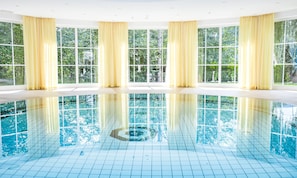 Kolam renang indoor, dengan kursi berjemur