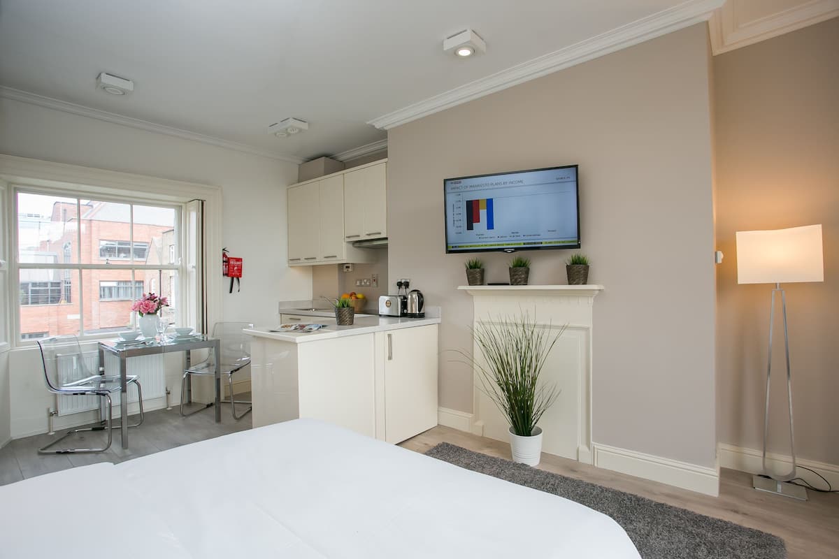 2 bedrooms, laptop workspace, iron/ironing board, free WiFi