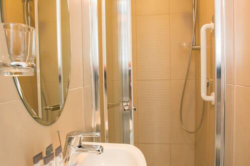 Superior studio, niet-roken, keuken | Badkamer | Een douche, gratis toiletartikelen, een haardroger, handdoeken
