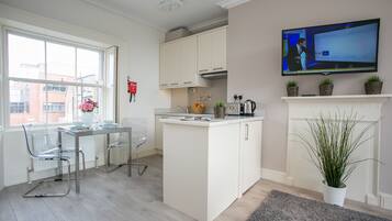 Superior Apartment, 1 Bedroom, Non Smoking, Kitchen | Private kitchen | Coffee/tea maker, fridge, microwave, oven