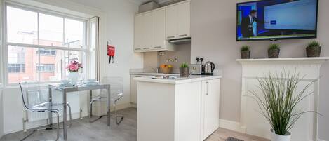 Superior Apartment, 1 Bedroom, Non Smoking, Kitchen | Private kitchen | Fridge, microwave, oven, stovetop