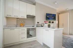 Kjøleskap, mikrobølgeovn, ovn og kokeplater