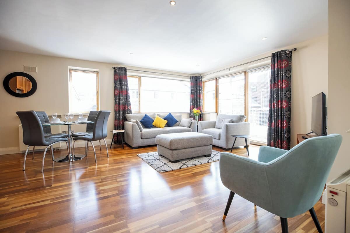 Apartamento Deluxe, 2 habitaciones | Zona de estar | Televisión LCD de 42 pulgadas con canales por cable, una televisión