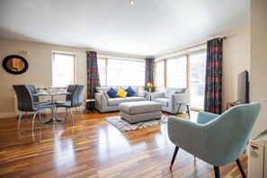 디럭스 아파트, 침실 2개 | 거실 공간 | 케이블 채널 시청이 가능한 42인치 LCD TV, TV