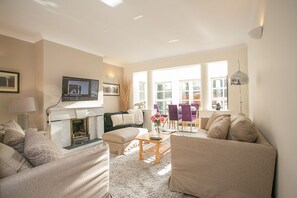 Familie resortwoning, 3 slaapkamers | Woonruimte | Een 42-inch lcd-televisie met kabelzenders en televisie