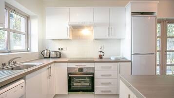 Family Townhome, 3 Bedrooms | Private kitchen