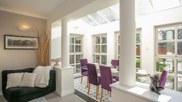 Family Townhome, 3 Bedrooms | In-room dining