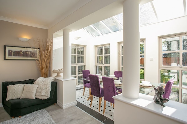 Family Townhome, 3 Bedrooms | Makan dalam bilik