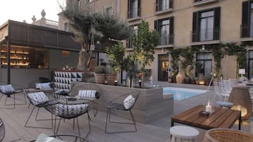 Una piscina al aire libre de temporada