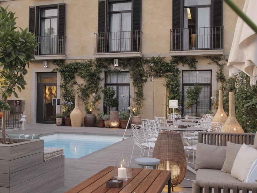 Een seizoensgebonden buitenzwembad