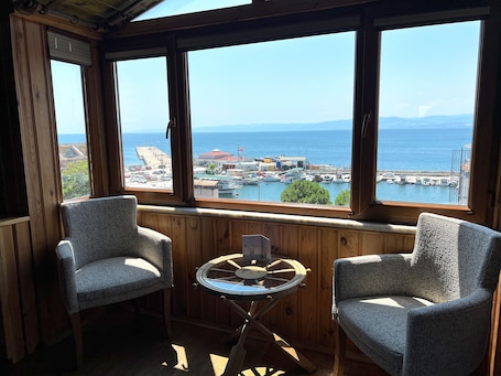 Escritorio, tabla de planchar con plancha, wifi gratis y ropa de cama