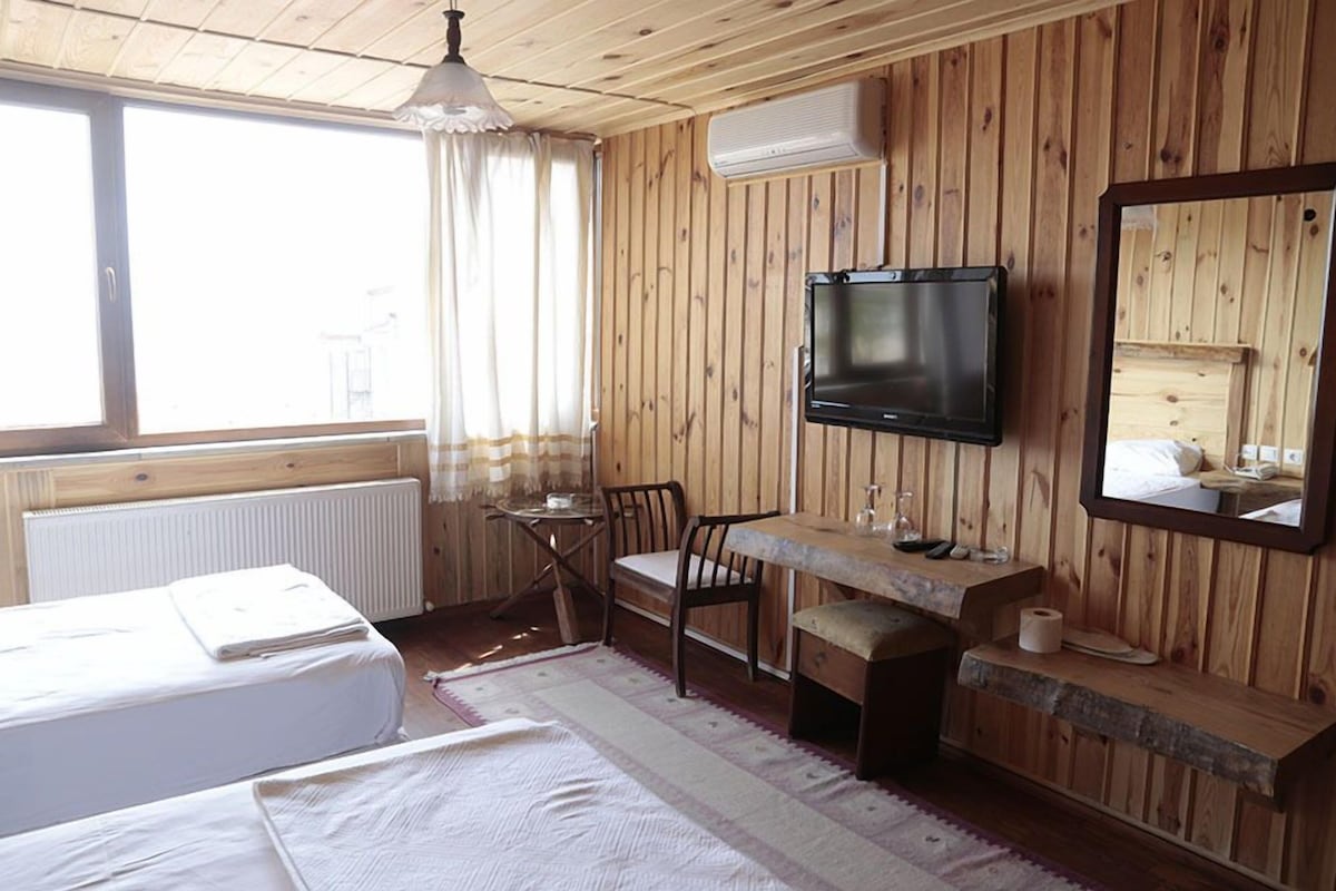 Escritorio, tabla de planchar con plancha, wifi gratis y ropa de cama 