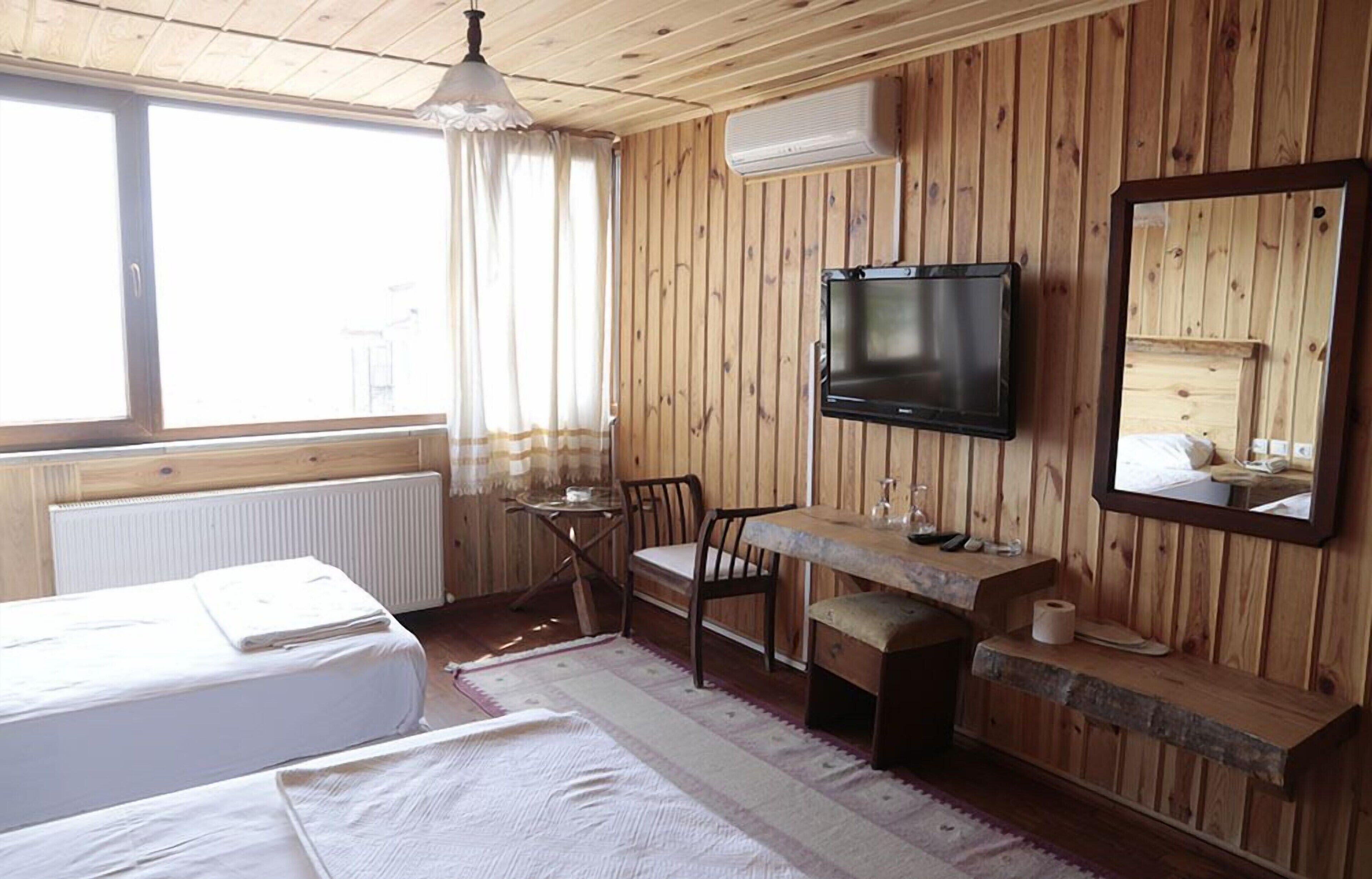 Escritorio, tabla de planchar con plancha, wifi gratis y ropa de cama