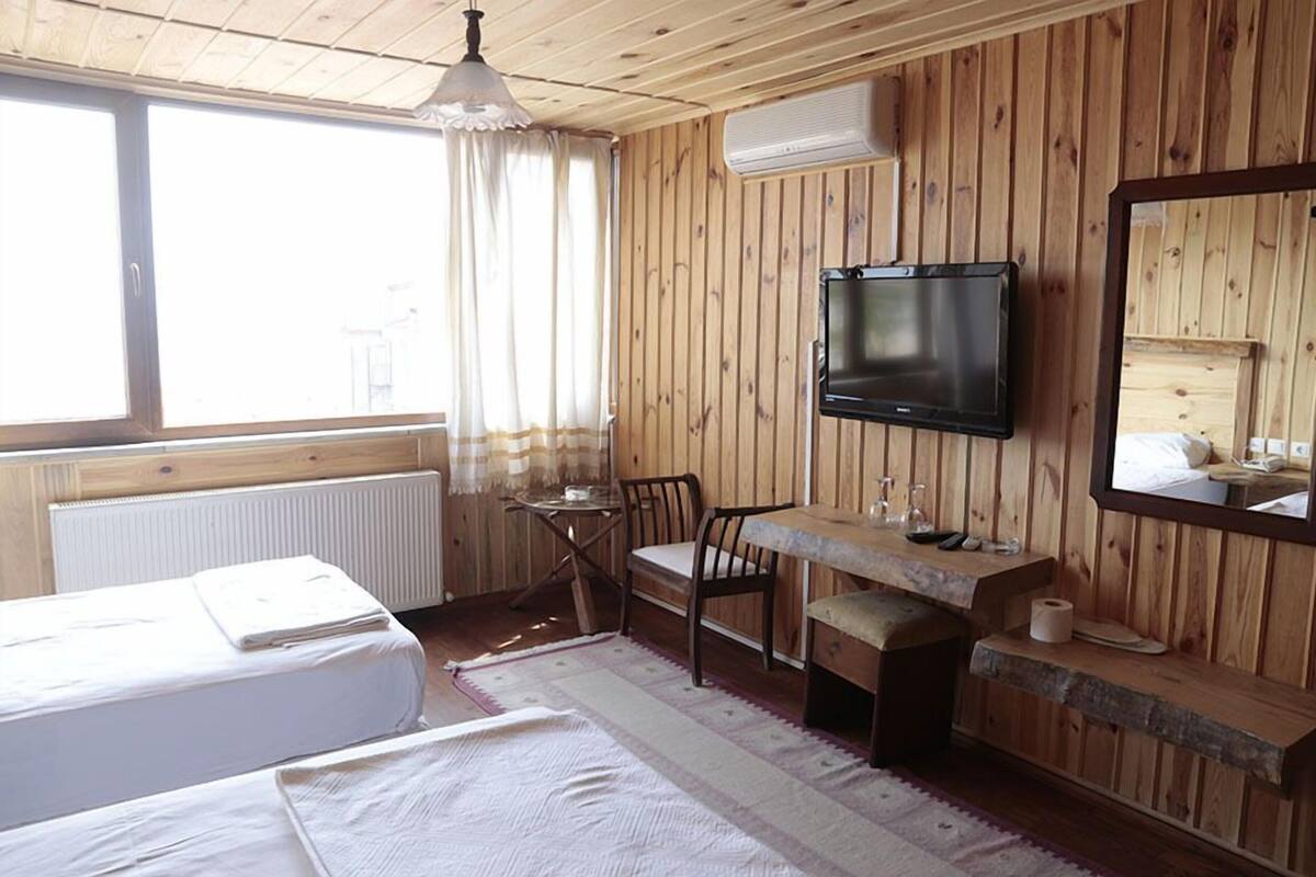 Escritorio, tabla de planchar con plancha, wifi gratis y ropa de cama