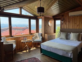 Escritorio, tabla de planchar con plancha, wifi gratis y ropa de cama 