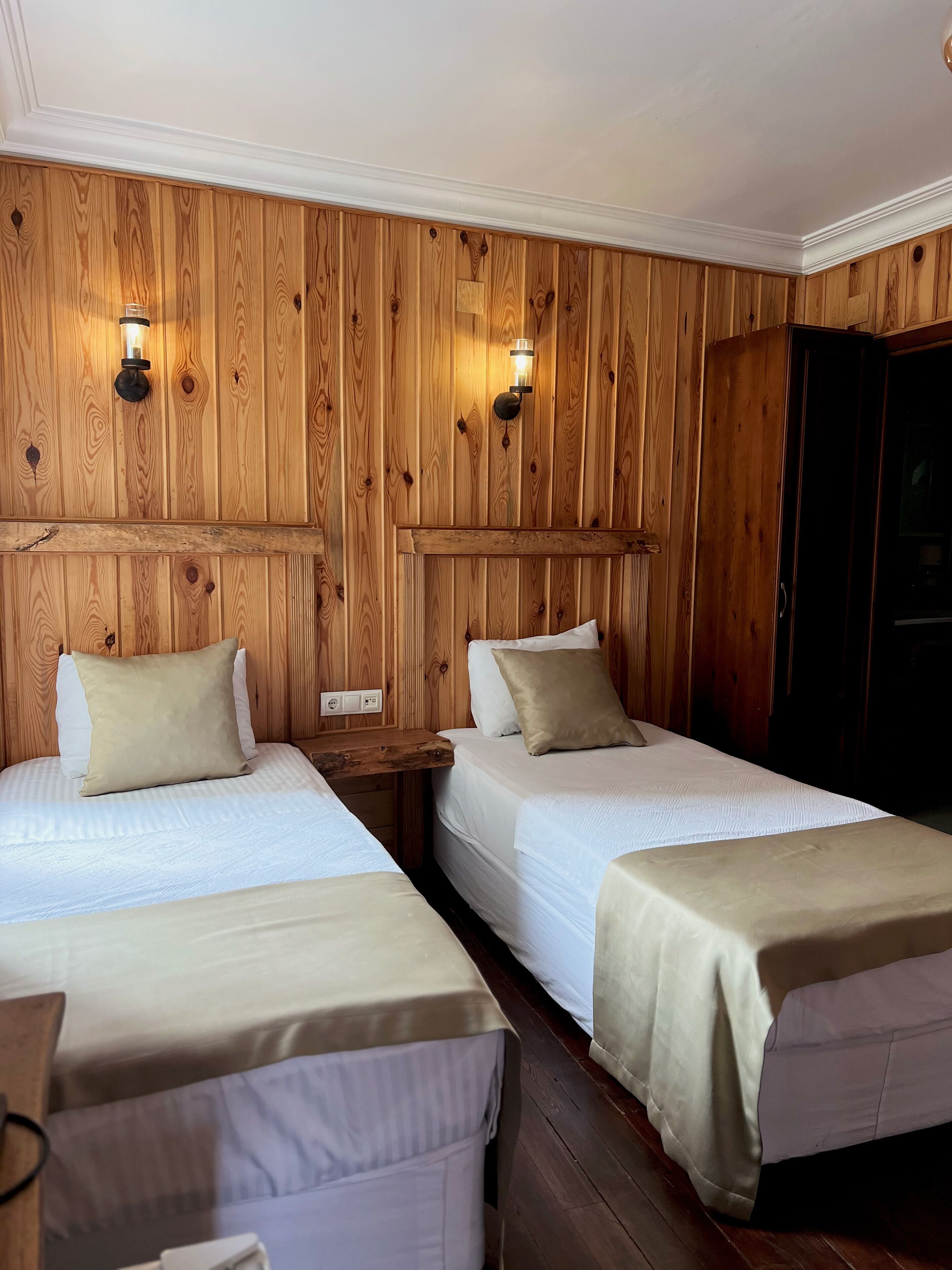 standard triple room | 1 bedroom, desk, iron/ironing board, free wifi