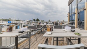 2 か所のレストラン : ランチ、ディナーに営業