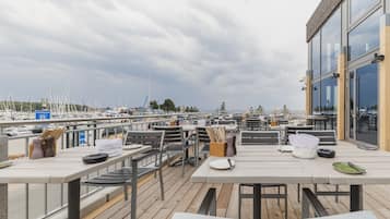2 restaurantes; se sirve almuerzo y cena; cocina local e internacional