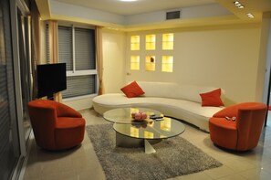 Departamento Premium, 2 habitaciones | Sala de estar | Televisión LED 