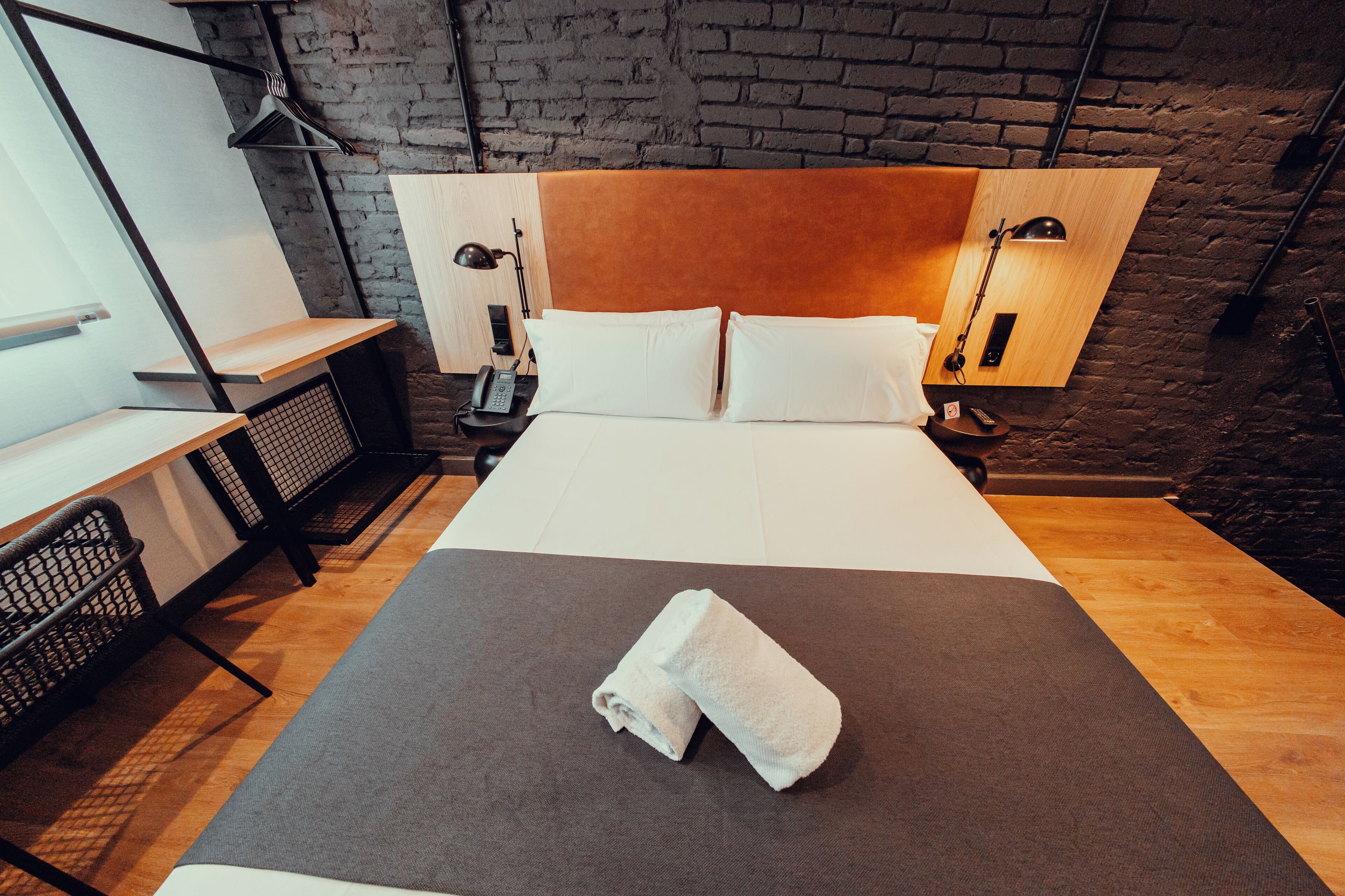 Habitación Individual | Safe på rommet, blendingsgardiner, wi-fi (inkludert) og sengetøy