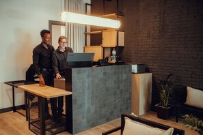 Reception - Hotel Transit (Barcelona)