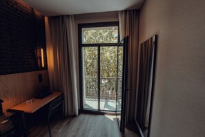 Caja de seguridad en la habitación, cortinas blackout y wifi gratis 