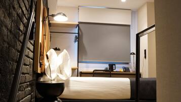 Habitación Individual | Zimmersafe, Verdunkelungsvorhänge, kostenloses WLAN, Bettwäsche