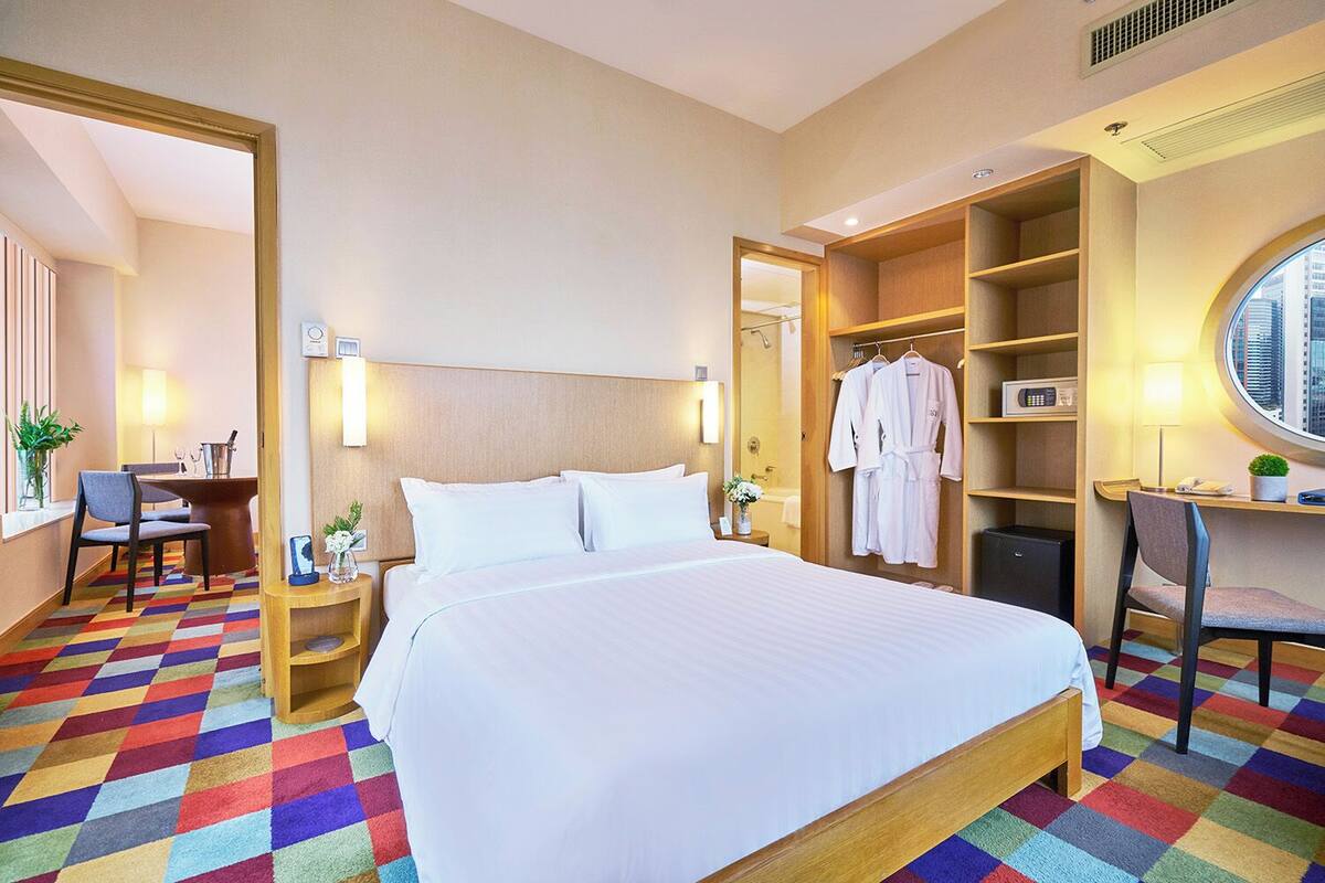 Suite (COZi) | Minibar, safe på rommet, skrivebord og blendingsgardiner