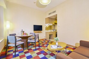 Een minibar, een kluis op de kamer, een bureau, verduisterende gordijnen