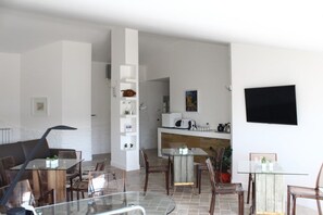 Bữa sáng đặc sản địa phương hàng ngày với phụ phí nhỏ 