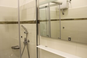 Suite de lujo, vistas a la ciudad | Baño | Ducha, artículos de higiene personal gratuitos y secador de pelo