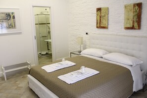 Suite Luxury, vista città | Biancheria da letto di alta qualità, minibar, una scrivania