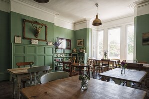 Free daily English breakfast