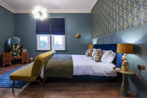 Une chambre à coucher comprenant un lit, une table de chevet, une lampe, une commode, une chaise, une fenêtre et un miroir.