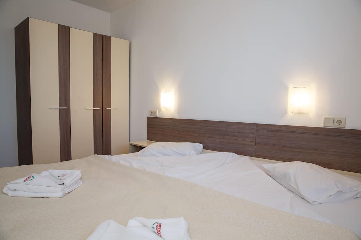 Desk, WiFi, bed sheets