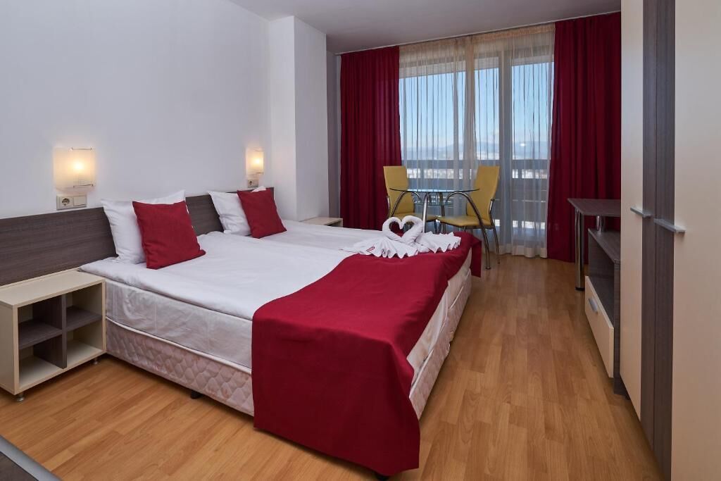 Desk, WiFi (surcharge), bed sheets