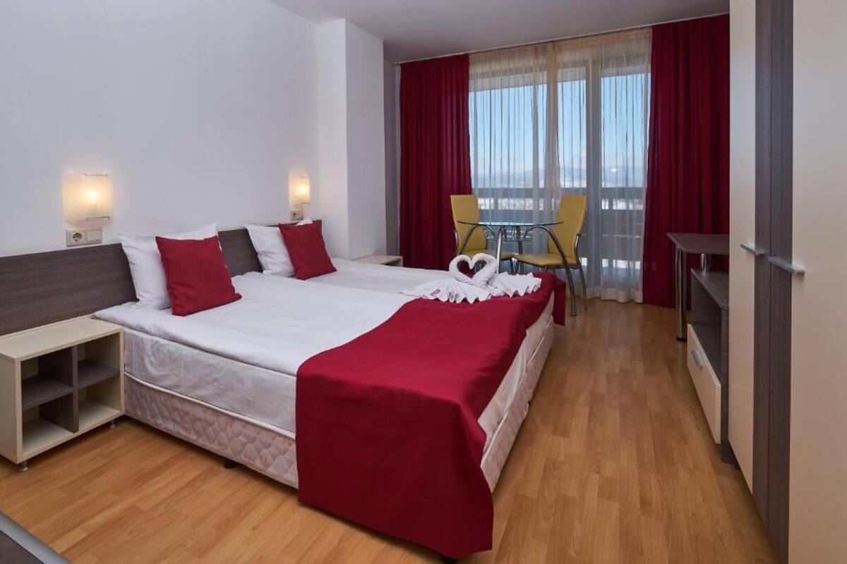 Desk, WiFi (surcharge), bed sheets