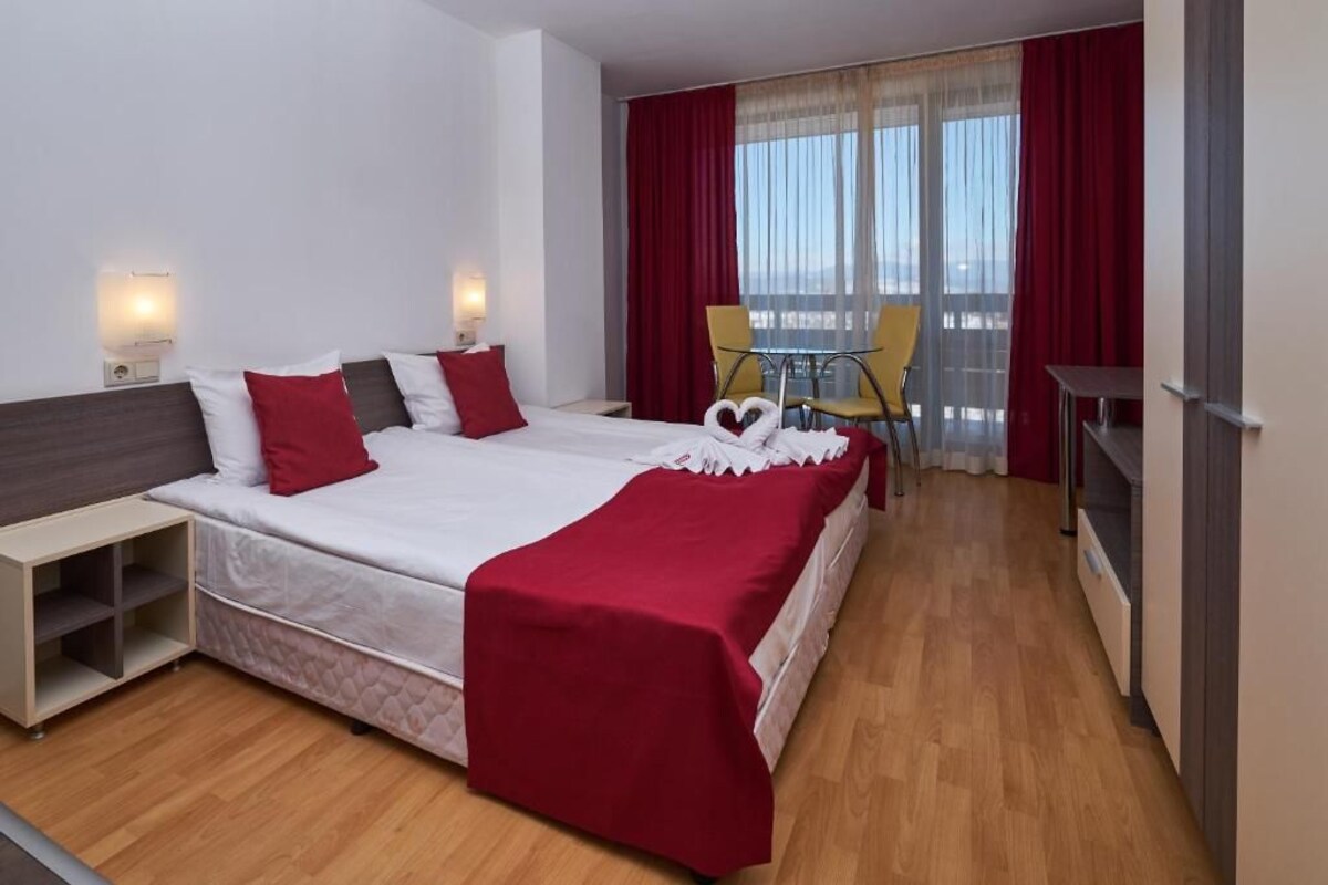 Desk, WiFi (surcharge), bed sheets
