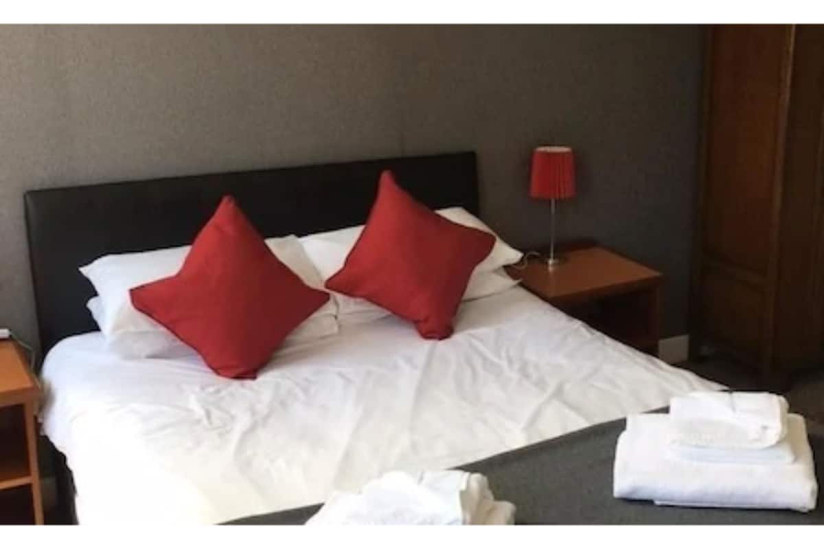 Double Room | Individually decorated, desk, iron/ironing board, free WiFi