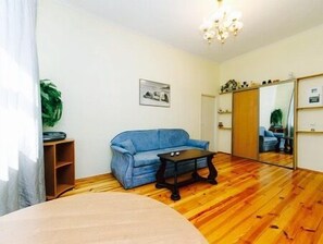 Standard-Apartment, 1 Schlafzimmer | Wohnbereich | LCD-Fernseher